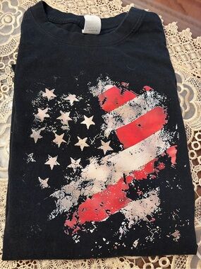 PATRIOTIC GRAPHIC TEE WITH RED & WHTE FLAG DESIGN